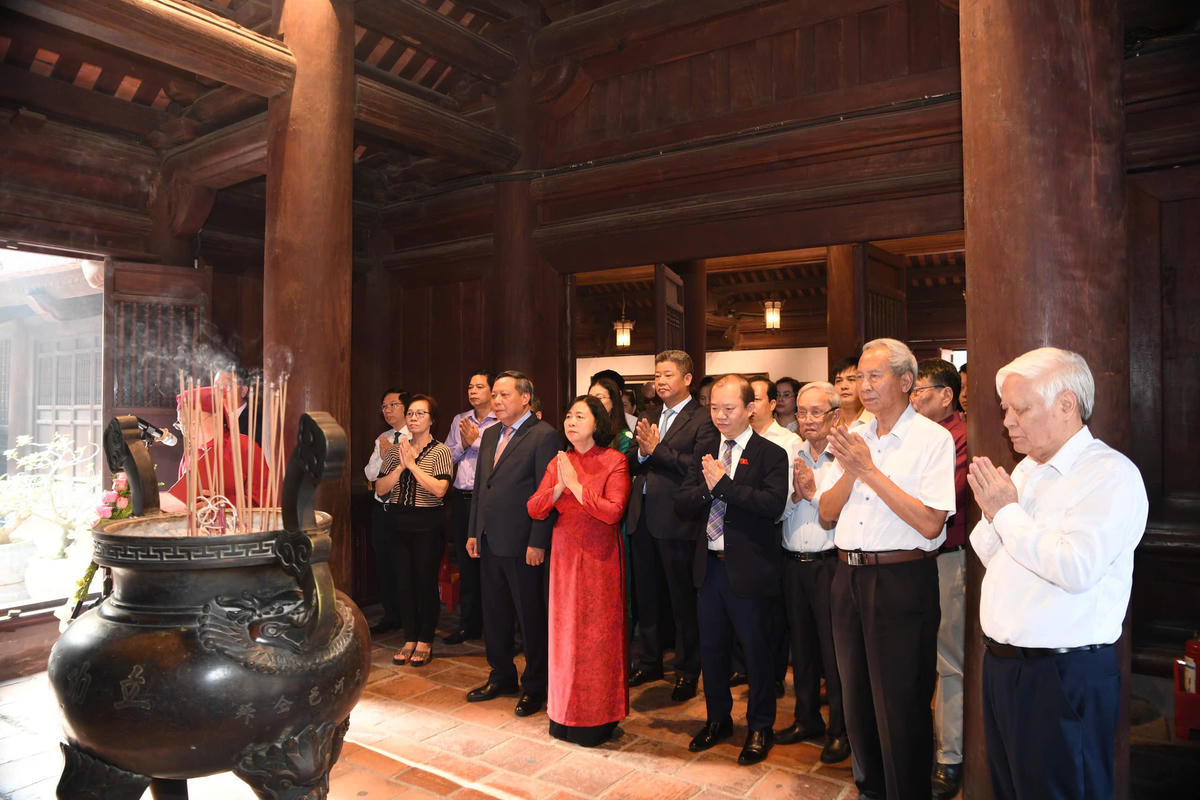 Các&nbsp;đại biểu dâng hương tại Di tích Văn Miếu - Quốc Tử Giám. Ảnh: Phạm Sỹ.