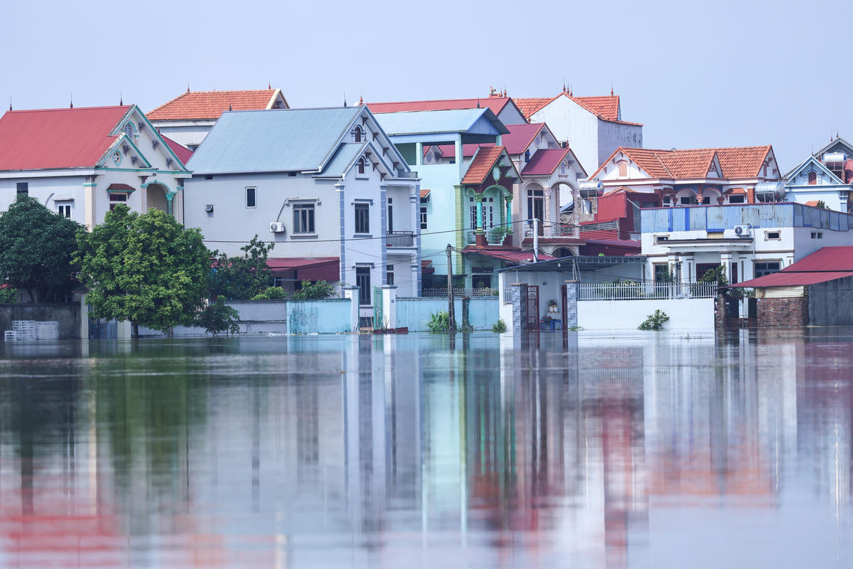 Tại xã Đa Phúc, chính quyền đã sơ tán hơn 1.000 hộ dân với hơn 4.000 người ở vùng ven sông đến nơi an toàn, đồng thời tổ chức chốt kiểm soát người, phương tiện ra vào khu vực có nguy cơ ngập sâu, ngăn chặn việc người dân quay lại trông coi tài sản tại nơi đã có lệnh di dời. Ảnh: Quang Vinh