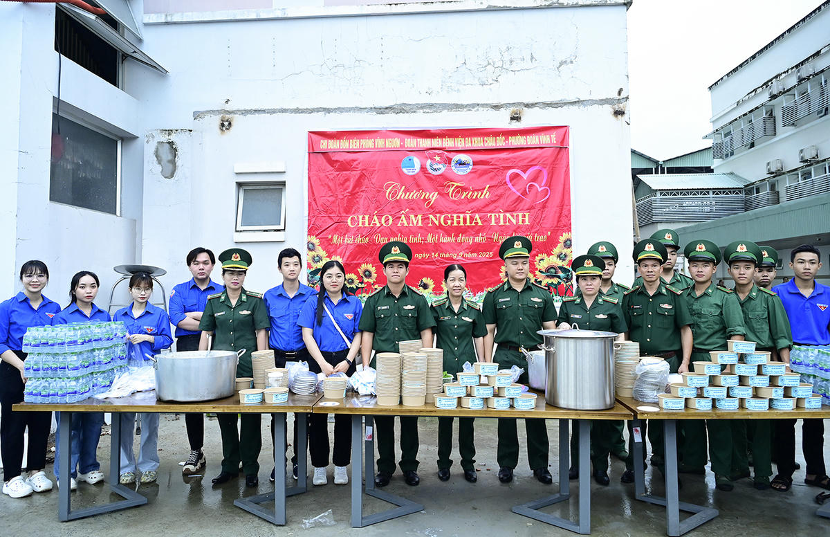 Cán bộ, chiến sĩ đồn biên phòng Vĩnh Nguơn và lực lượng đoàn viên thanh niên cơ sở tặng suất cháo yêu thương đến người dân, bệnh nhân nghèo ở địa phương. Ảnh Nguyễn Minh.
