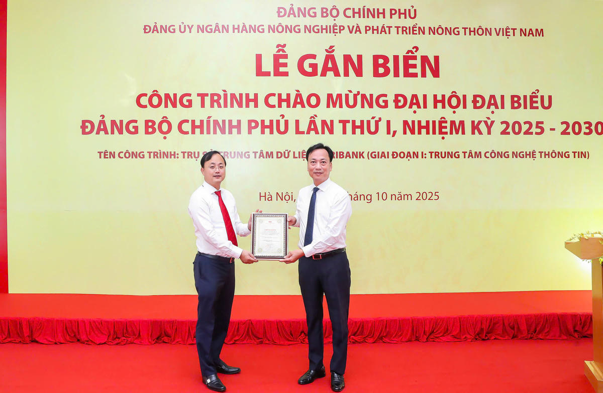 Đồng chí Lại Xuân Lâm - Phó Bí thư Đảng ủy Chính phủ trao Chứng nhận công nhận công trình chào mừng Đại hội đại biểu Đảng bộ Chính phủ lần thứ I, nhiệm kỳ 2025-2030 cho đồng chí Tô Huy Vũ - Bí thư Đảng ủy, Chủ tịch HĐTV Agribank