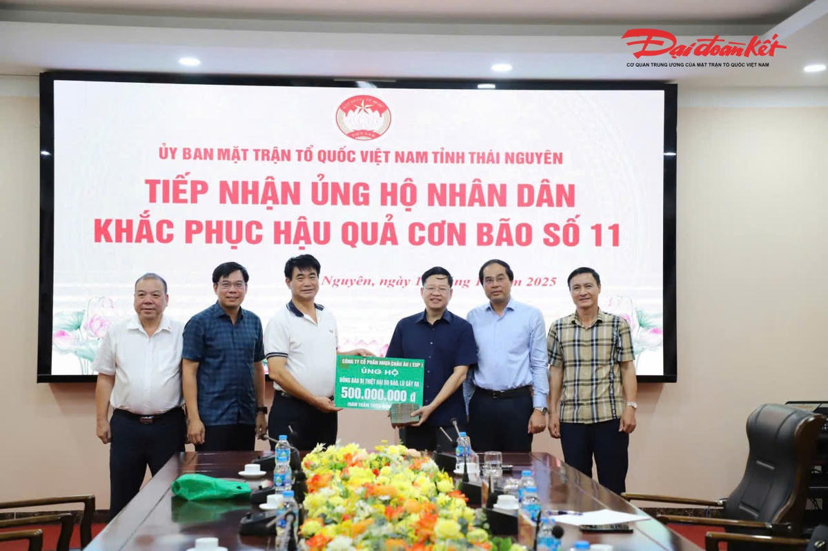 Lãnh đạo tỉnh Thái Nguyên tiếp nhận số tiền 500 triệu đồng do Công ty CP Nhựa Châu Âu (EuP) trao tặng. Ảnh: TN.