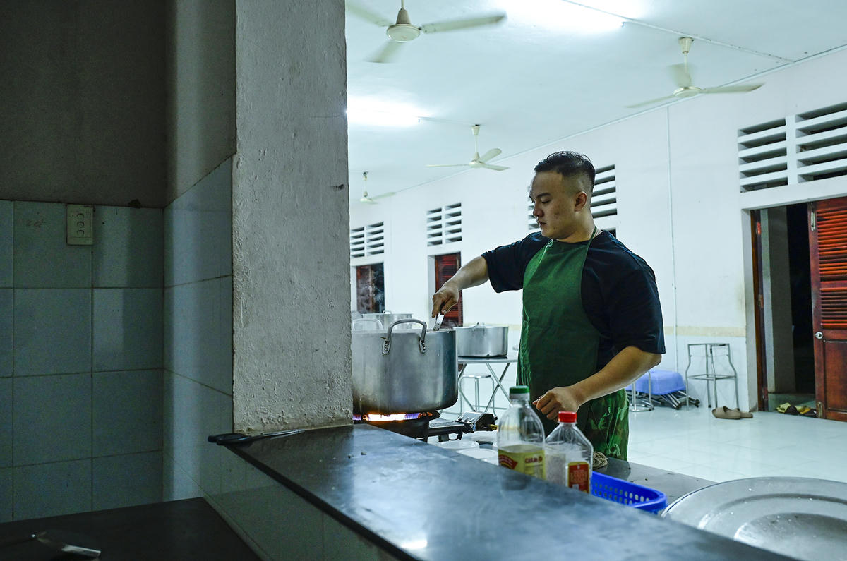 Các "anh nuôi" đang chăm chút nồi cháo để kịp thời đem phát cho người dân. Ảnh Nguyễn Minh. 