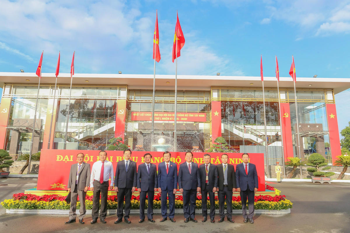 Các lãnh đạo, nguyên lãnh đạo Đảng và Nhà nước tham dự Đại hội đại biểu Đảng bộ tỉnh Tây Ninh. ảnh: Đ.X.