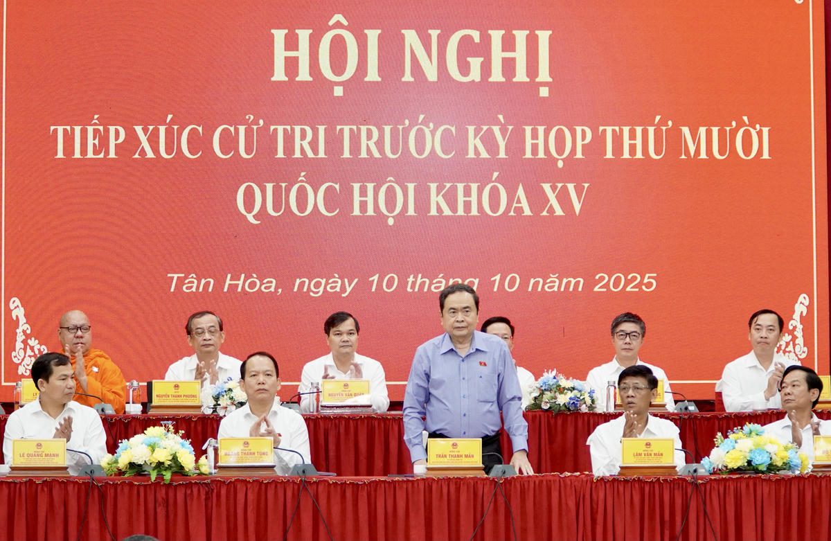 Chủ tịch Quốc hội Trần Thanh Mẫn và Đoàn ĐBQH TP Cần Thơ tại buổi tiếp xúc cử tri. (ảnh: Thanh Tiến)