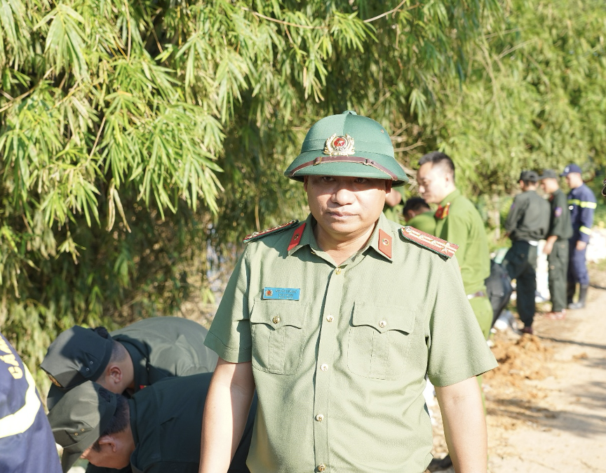 Đại tá Nguyễn Tiến Đạt kiểm tra, công tác hộ đê tại tuyến đê Sông Cầu, xã Đa Phúc.