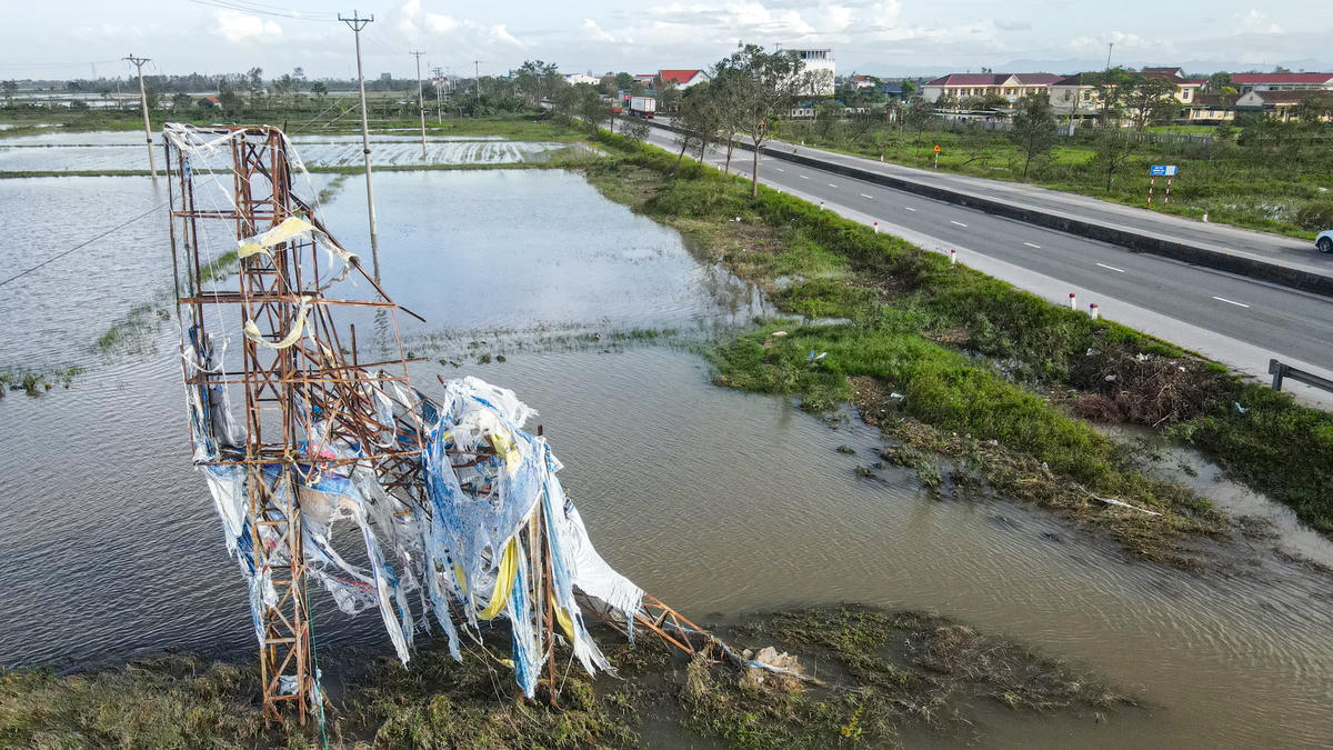 Nhiều bảng quảng cáo bị bỏ quên hoặc hư hỏng kéo dài đang tạo nên những khoảng trống trong quản lý và thẩm mỹ đô thị. Ảnh: Cẩm Kỳ
