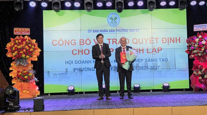 Chủ tịch UBND phường Tam Kỳ Đỗ Văn Minh trao quyết định thành lập Hội Doanh nghiệp, Khởi nghiệp sáng tạo phường. Ảnh: CV.