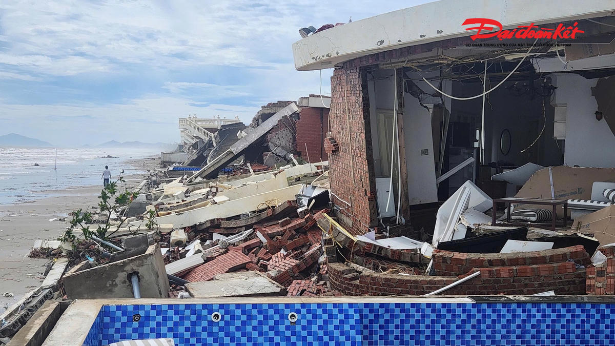 Những căn villa không có kè chắn phía trước bị đổ sập sau bão. Ảnh: HN.