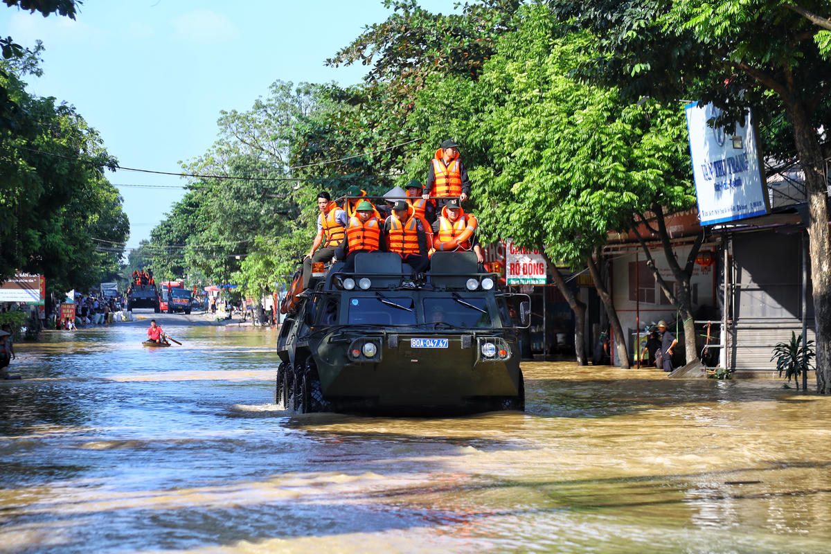 Hàng trăm cán bộ chiến sĩ di chuyển đến khu vực ngập để ứng cứu người dân.