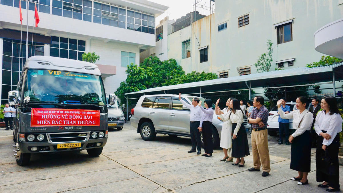 Lãnh đạo tỉnh Gia Lai động viên đoàn cán bộ y tế trước khi lên đường hỗ trợ người dân các tỉnh phía Bắc bị ảnh hưởng bởi thiên tai. Ảnh: CV.