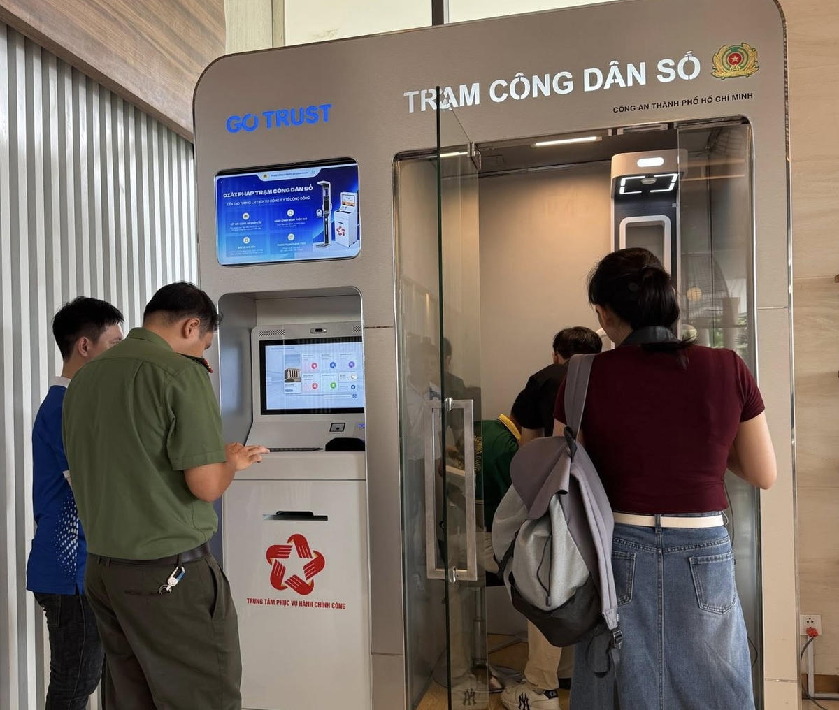 Người dân chờ tới lượt trải nghiệm "Trạm công dân số" đầu tiên tại phường Bình Trưng, TP Hồ Chí Minh vào sáng 10/10. Ảnh: N.S.