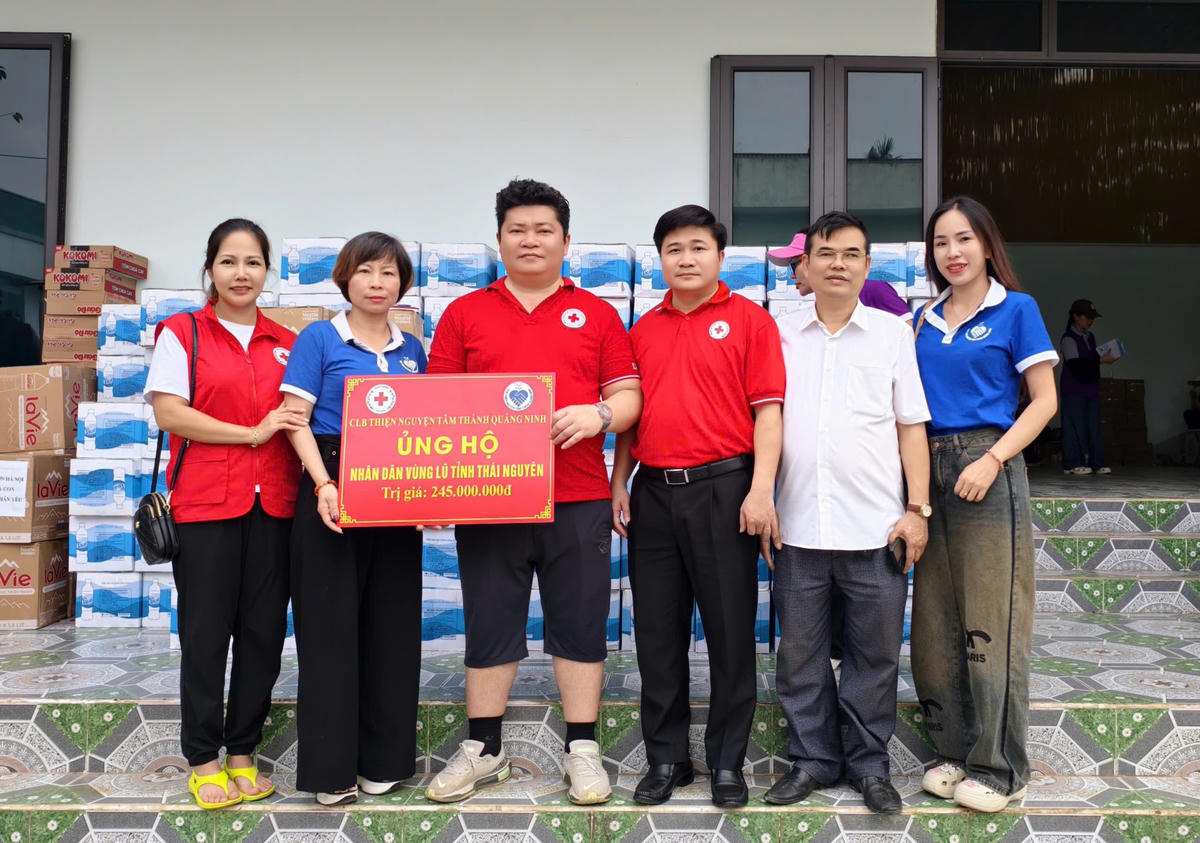 Ông Lý Văn Thành và đại diện CLB Thiện nguyện Tâm Thành Quảng Ninh  trao hỗ trợ cho người dân tỉnh Thái Nguyên. Ảnh: ĐVCC