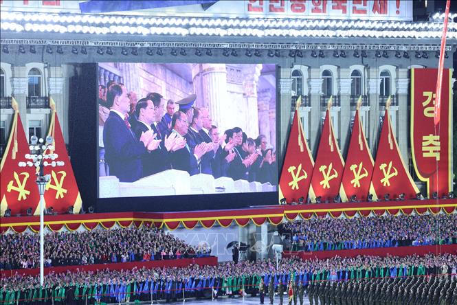 Các đại biểu tham dự buổi lễ tại Quảng trường Kim Nhật Thành ở Thủ đô Bình Nhưỡng. Ảnh: Thống Nhất/TTXVN