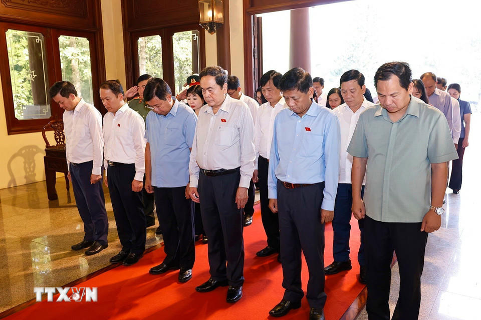 Chủ tịch Quốc hội Trần Thanh Mẫn cùng các đại biểu tưởng nhớ Chủ tịch Tôn Đức Thắng. (Ảnh: Doãn Tấn/TTXVN)