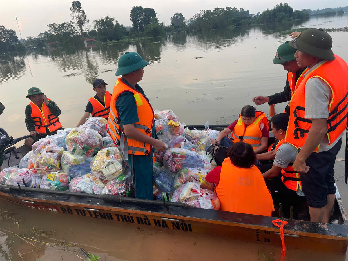 Quá trình triển khai phân phát hàng cứu trợ của&nbsp;CLB Từ thiện Quảng Yên nhận được sự hỗ trợ của MTTQ, các lực lượng chức năng địa phương. Ảnh: ĐVCC