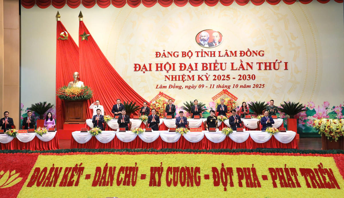 Đoàn Chủ tịch, Đoàn Thư ký ra mắt Đại hội. Ảnh: ĐL.