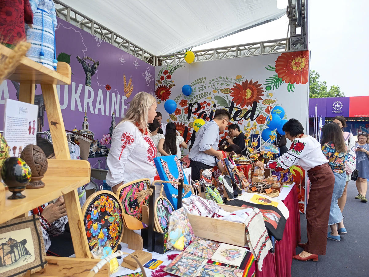 Các sản phẩm thủ công, đồ lưu niệm cũng được du khách ưa chuộng. Ảnh: Phạm Sỹ.. 