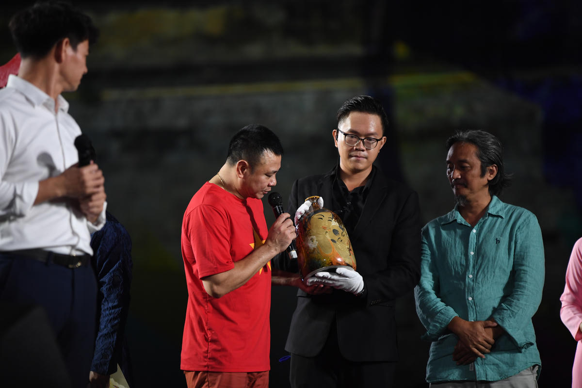 Đấu giá, quyên góp 2,5 tỷ đồng ủng hộ đồng bào vùng lũ