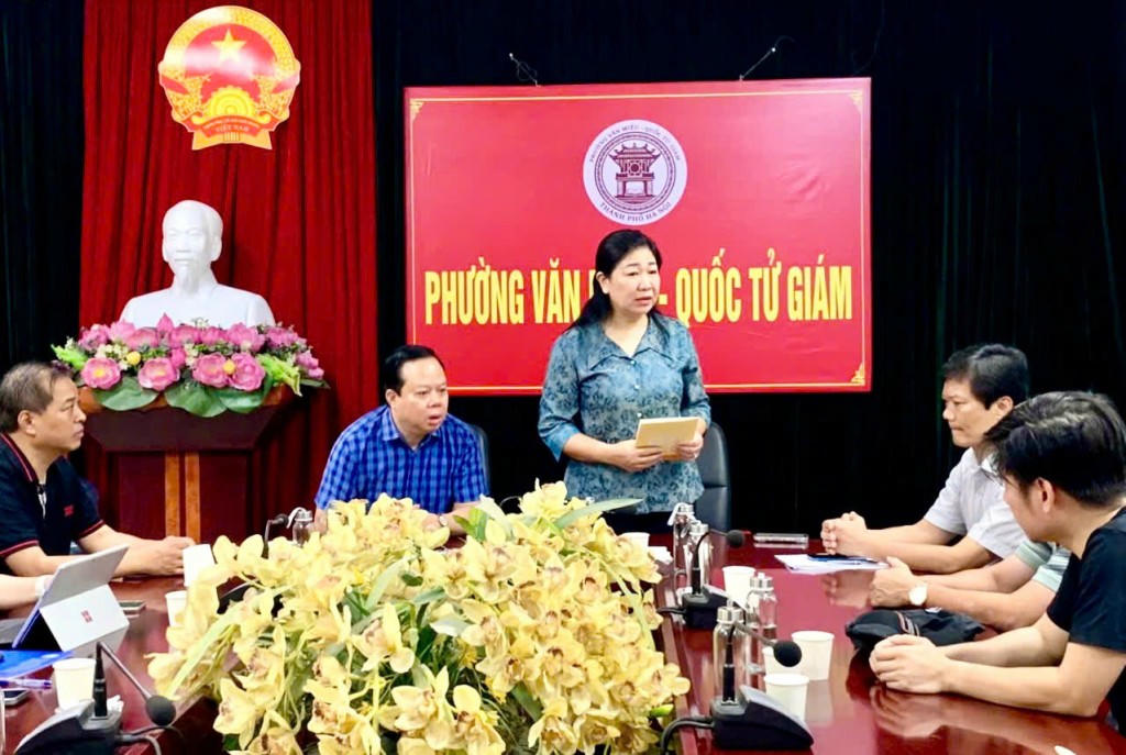 Chủ tịch MTTQ TP Hà Nội Nguyễn Lan Hương động viên, chia sẻ với những mất mát của gia đình nạn nhân. Ảnh: P. V