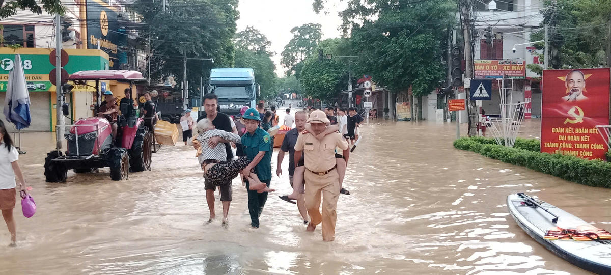 Các lực lượng đến cứu trợ nhân dân vùng lũ. Ảnh: Triệu Thành.
