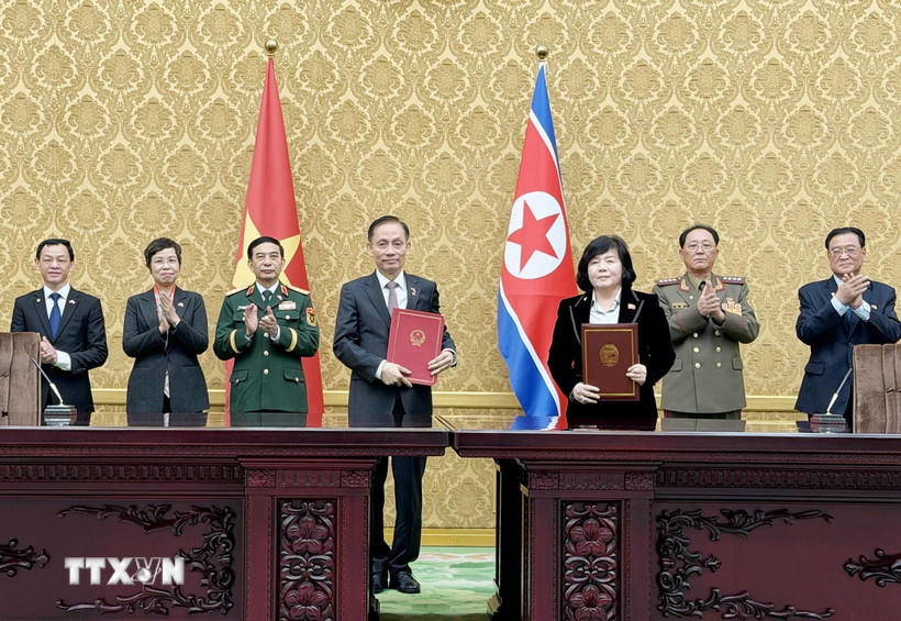 Lễ ký Ý định thư hợp tác giữa Bộ Ngoại giao Việt Nam và Bộ Ngoại giao Triều Tiên. (Ảnh: Hồng Điệp /TTXVN)