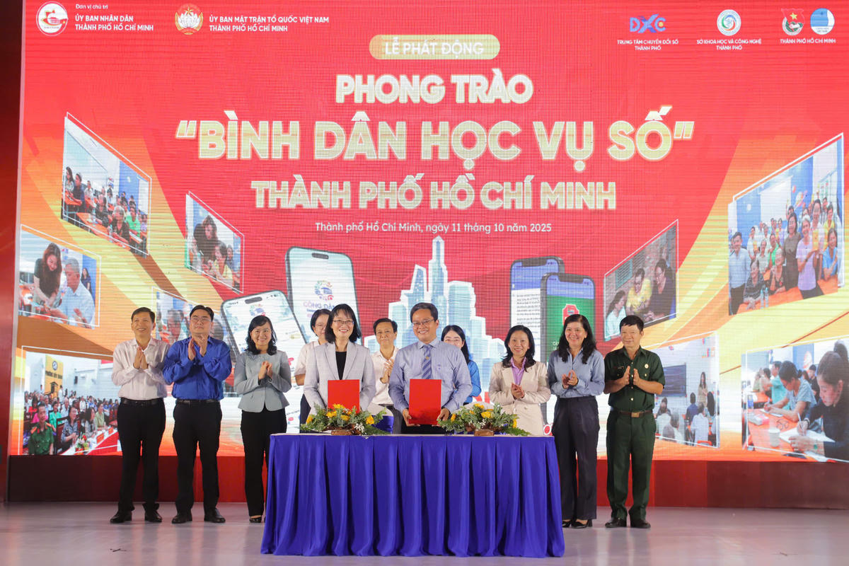 Đại diện lãnh đạo UBND và Mặt trận thành phố ký kết phối hợp triển khai phong trào tại buổi lễ. Ảnh: Ng.D..