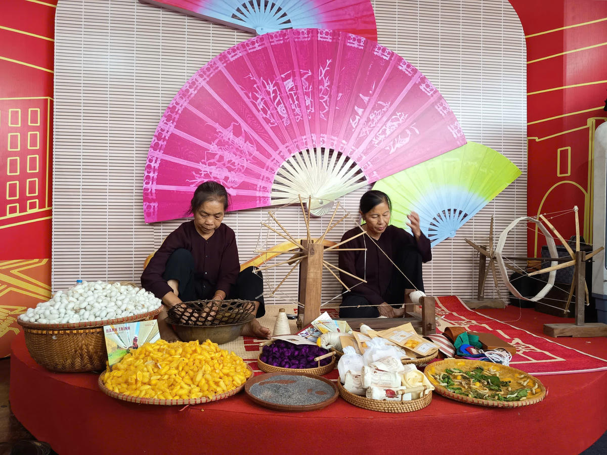 Nghệ nhân trình diễn nghề dệt thủ công. Ảnh: Phạm Sỹ.