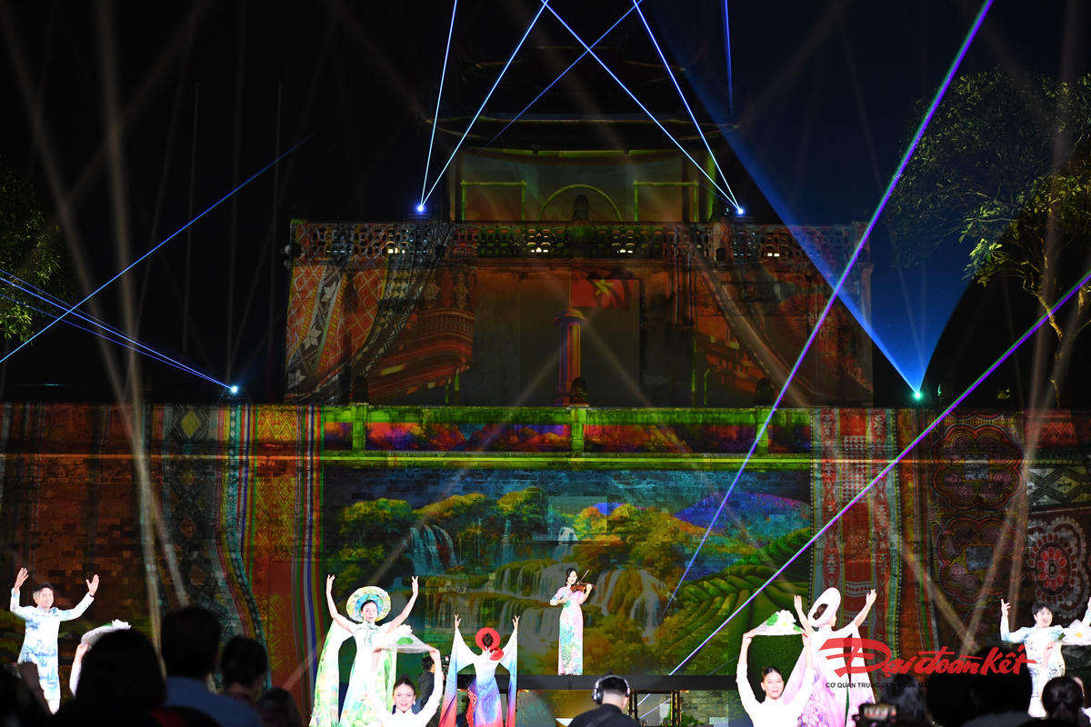 Tiết mục múa "Lụa Là" – sự kết hợp độc đáo giữa âm nhạc, vũ đạo và thời trang. Lụa Việt sẽ tỏa sáng qua tiếng đàn violin của nghệ sĩ Thu Huyền, giọng ca của ca sĩ Lê Trang, cùng phần trình diễn cuốn hút của Vũ đoàn Grammy và Emmy. Phạm Sỹ. 