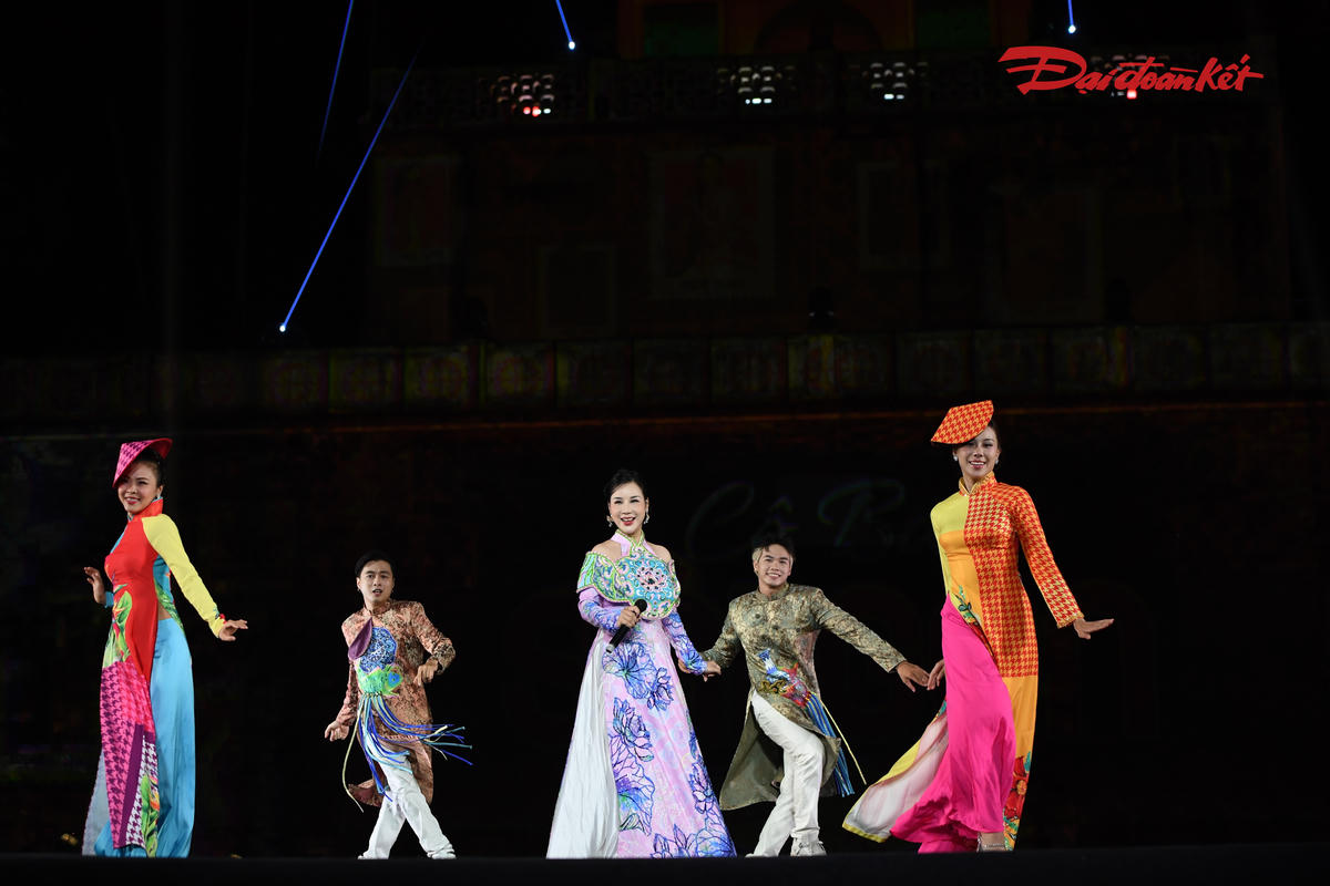 Văn hóa không chỉ hiện diện trong lời ca, điệu múa, mà còn được thêu dệt trong từng bộ trang phục truyền thống – mỗi bộ là một câu chuyện, một biểu tượng dân tộc. Ảnh: Phạm Sỹ.. 
