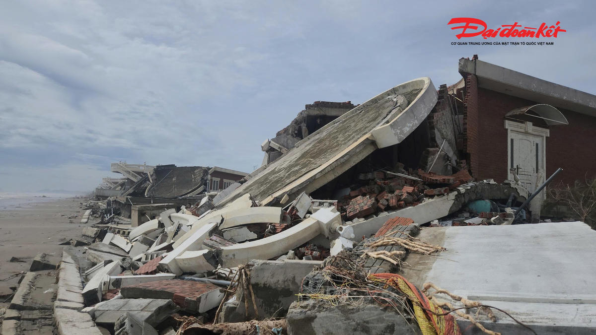 Hàng chục căn villa trên bãi biển của Dự án Khu dịch vụ và nhà ở Xuân Thành đổ sập sau bão số 10. Ảnh: HN.
