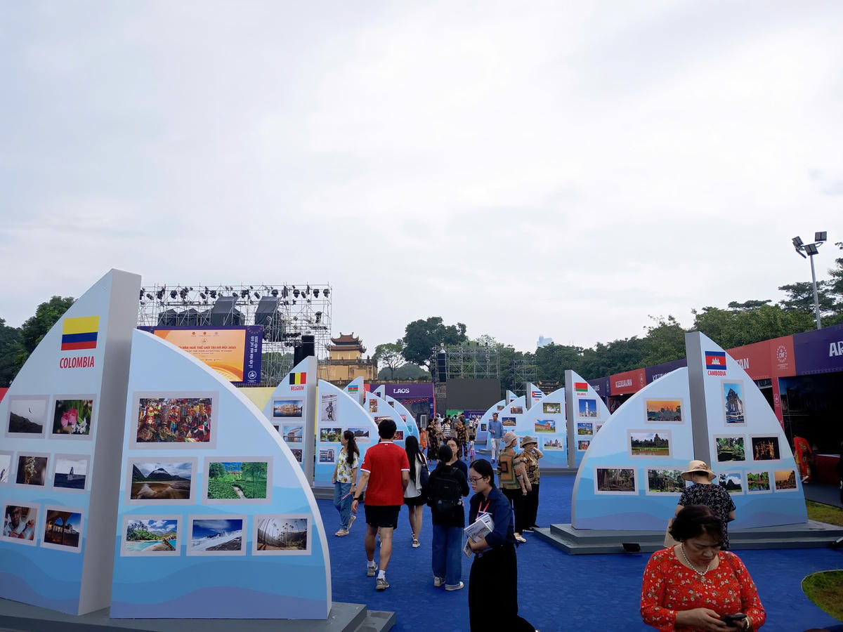 Những con thuyền mang tên các quốc gia, với hình ảnh mang dấu ấn đặc trưng để giới thiệu tại Lễ hội Văn hóa Thế giới. Ảnh: Phạm Sỹ.