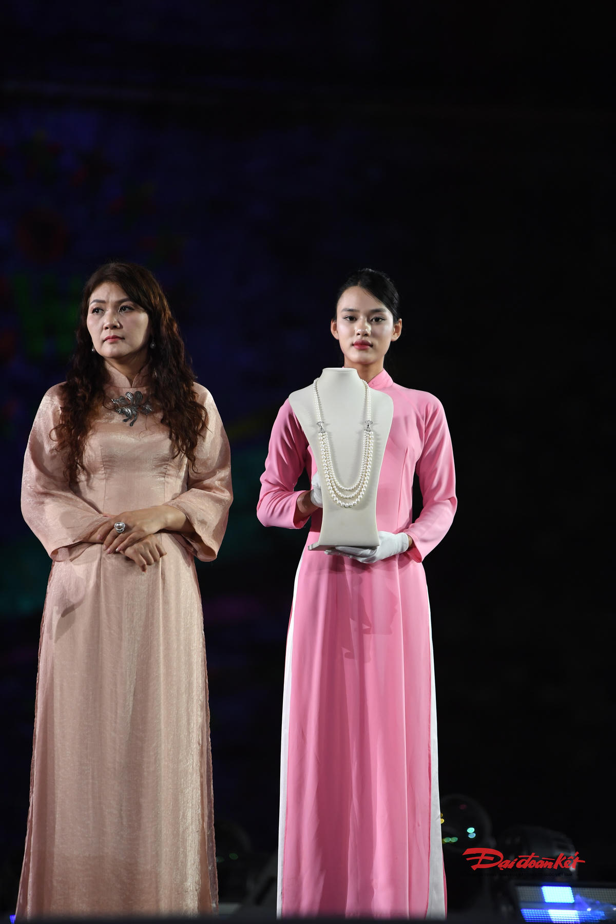 Bộ trang sức ngọc trai của thương hiệu Hương Jewellery cũng góp mặt, mang đến những thông điệp đầy cảm xúc về tình yêu, sự gắn kết và niềm tin vào cái đẹp. Ảnh: Phạm Sỹ.