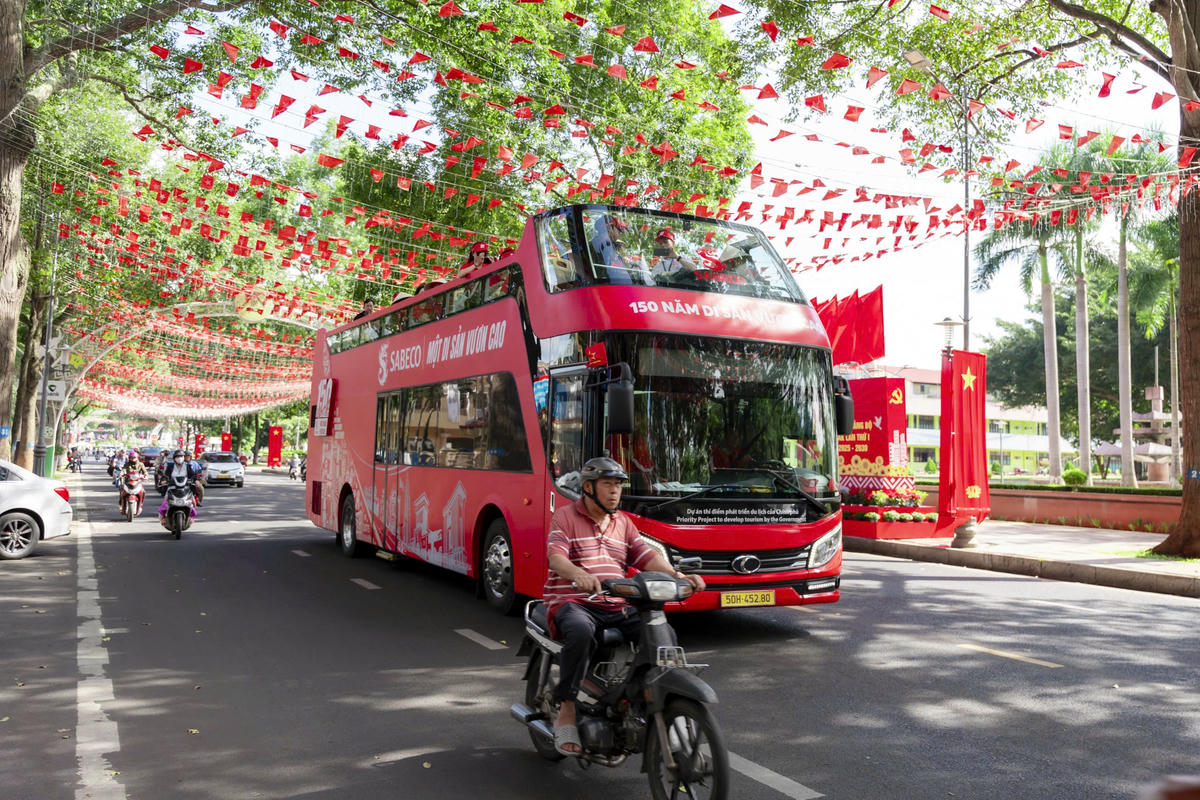 Xe buýt hai tầng của SABECO đưa ‘Hành trình Di sản’ đến giữa lòng phố núi Đắk Lắk