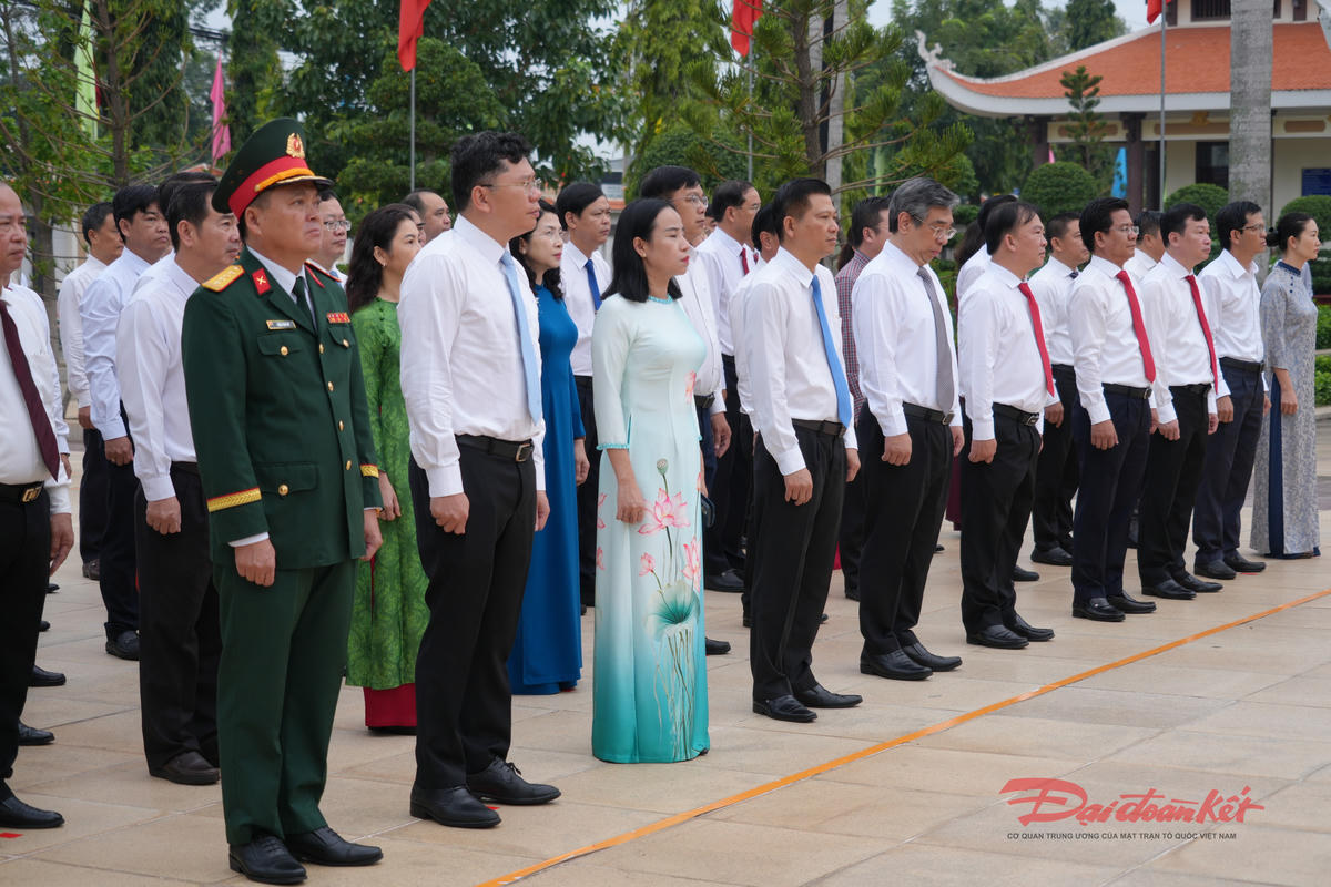 Đoàn đại biểu TP Hồ Chí Minh dành phút mặc niệm tưởng nhớ các anh hùng liệt sĩ. Ảnh: Mạnh Cường.