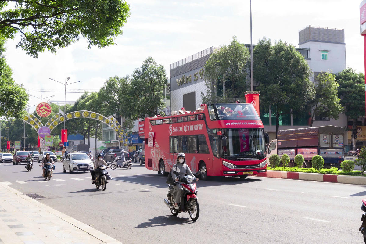 Xe buýt hai tầng của SABECO đưa ‘Hành trình Di sản’ đến giữa lòng phố núi Đắk Lắk