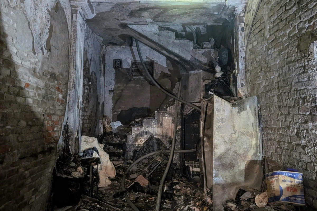 Sức nóng của vụ cháy lớn, khiến các mảng tường bị bong tróc.