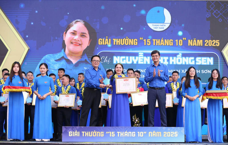 Ông Hoàng Bình Quân, nguyên Bí thư thứ nhất Trung ương Đoàn và ông Bùi Quang Huy, Phó Chủ tịch UBTƯ MTTQ Việt Nam, Bí thư thứ nhất Trung ương Đoàn trao giải thưởng 15 tháng 10.