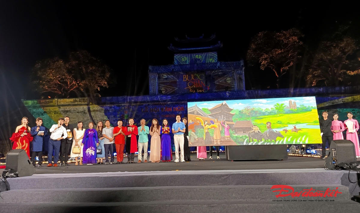 2,5 tỷ đồng là số tiền đấu giá và sự khuyên góp từ các mạnh thường quân. Ảnh: Phạm Sỹ.