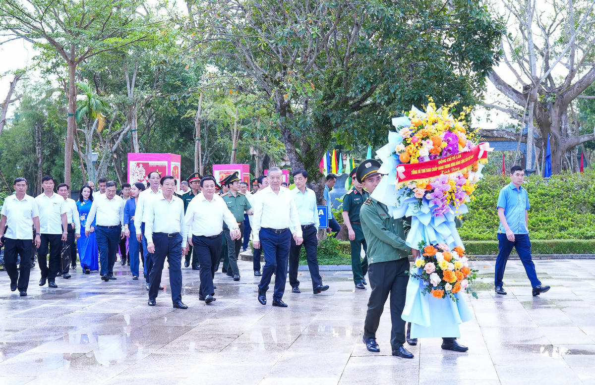 Tổng Bí thư Tô Lâm cùng các vị lãnh đạo Đảng, Nhà nước; lãnh đạo bộ, ngành Trung ương và lãnh đạo tỉnh Nghệ An đã về dâng hoa, dâng hương tưởng niệm Chủ tịch Hồ Chí Minh tại Khu Di tích Quốc gia đặc biệt Kim Liên (Nghệ An). Ảnh: TD.