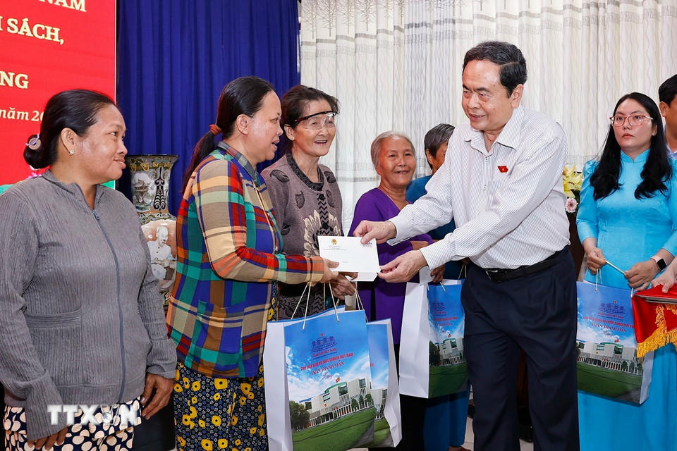 Chủ tịch Quốc hội Trần Thanh Mẫn tặng quà cho gia đình chính sách, người có công, trẻ em nghèo tại xã Mỹ Hòa Hưng, tỉnh An Giang. (Ảnh: Doãn Tấn/TTXVN)