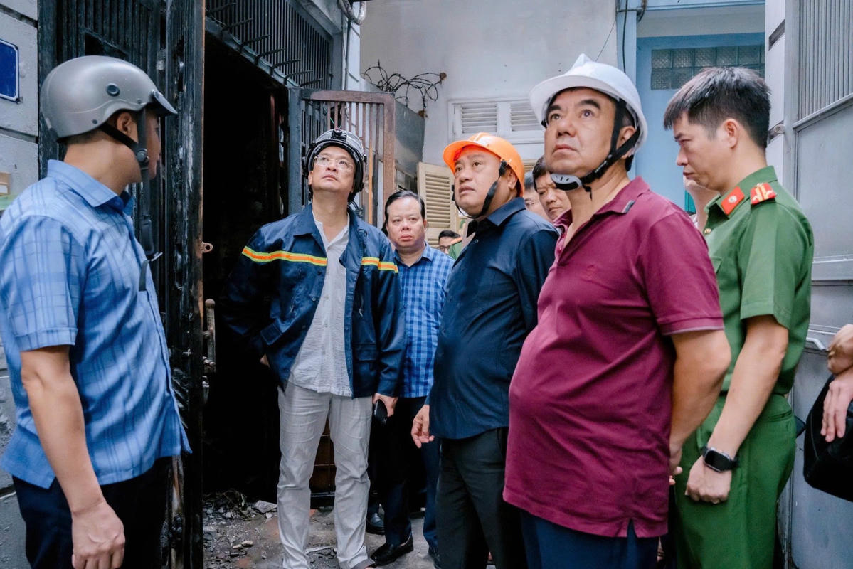 Tại hiện trường vụ cháy, Chủ tịch UBND thành phố Hà Nội Trần Sỹ Thanh đã yêu cầu các đơn vị liên quan tập trung khắc phục hậu quả, khẩn trương điều tra, làm rõ nguyên nhân để xử lý theo quy định của pháp luật.