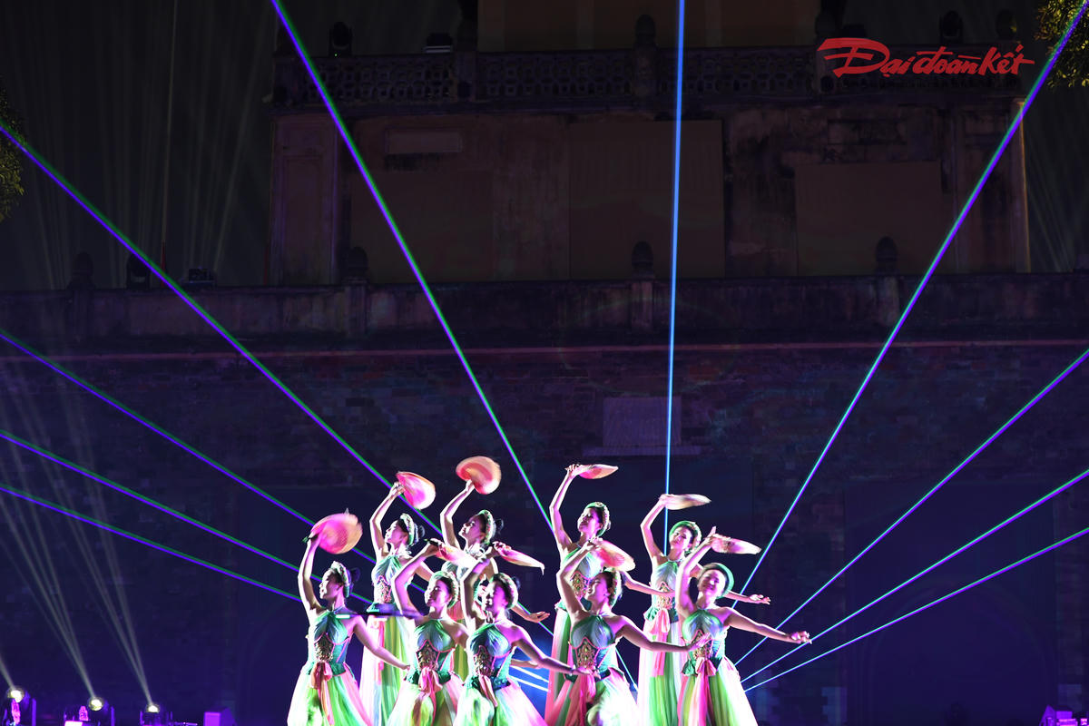 Những vũ điệu kết hợp ánh sáng ung linh huyền ảo tại&nbsp;Hoàng thành Thăng Long. Ảnh: Phạm Sỹ.