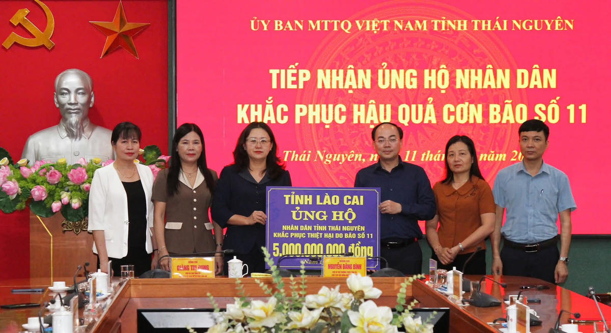 Bà Giàng Thị Dung, Phó Bí thư Tỉnh ủy, Chủ tịch Ủy ban MTTQ tỉnh Lào Cai trao số tiền 5 tỷ đồng cho tỉnh Thái Nguyên. Ảnh: TN.