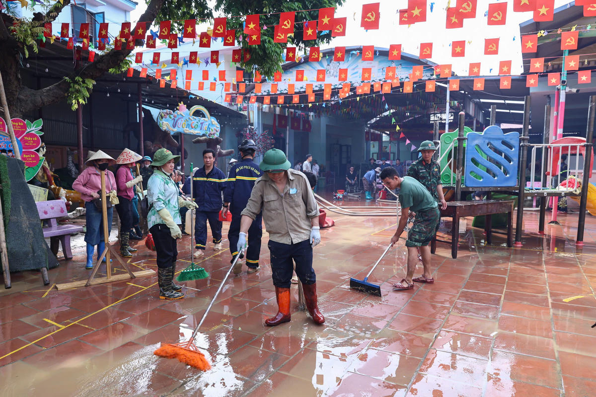 Trường lớp bắt đầu sạch sẽ hơn, ai cũng nỗ lực cố gắng để các em học sinh có thể sớm trở lại trường lớp. Ảnh: Quang Vinh..