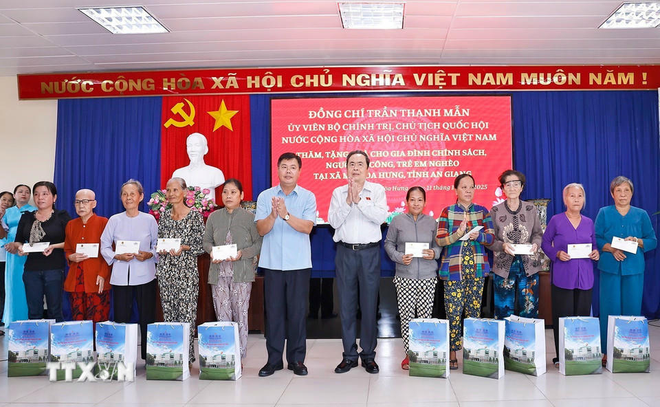 Chủ tịch Quốc hội Trần Thanh Mẫn tặng quà cho gia đình chính sách, người có công, trẻ em nghèo tại xã Mỹ Hòa Hưng, tỉnh An Giang. (Ảnh: Doãn Tấn/TTXVN)