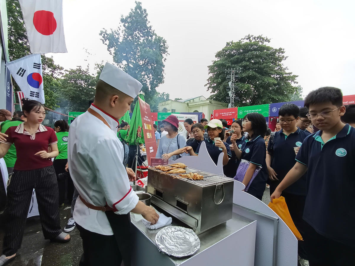 Khách tham quan trải nghiệm, khám phá ẩm thực đa quốc gia và tham gia workshop ẩm thực để tìm hiểu các món ăn đặc trưng của nhiều nền văn hóa khác nhau. Ảnh: Phạm Sỹ.