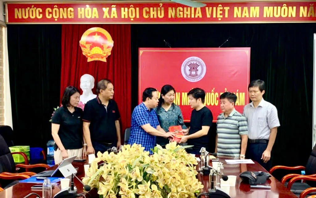 Lãnh đạo Ủy ban MTTQ TP Hà Nội và phường Văn Miếu - Quốc Tử Giám trao hỗ trợ cho gia đình nạn nhân. Ảnh: P. V
