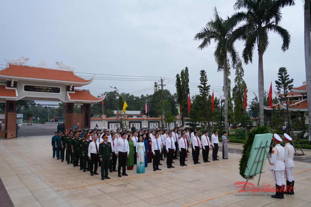 Ông Nguyễn Phước Lộc dẫn đầu đoàn lãnh đạo TP Hồ Chí Minh viếng Nghĩa trang Liệt sĩ Bà Rịa - Vũng Tàu. Ảnh: M.Cường.