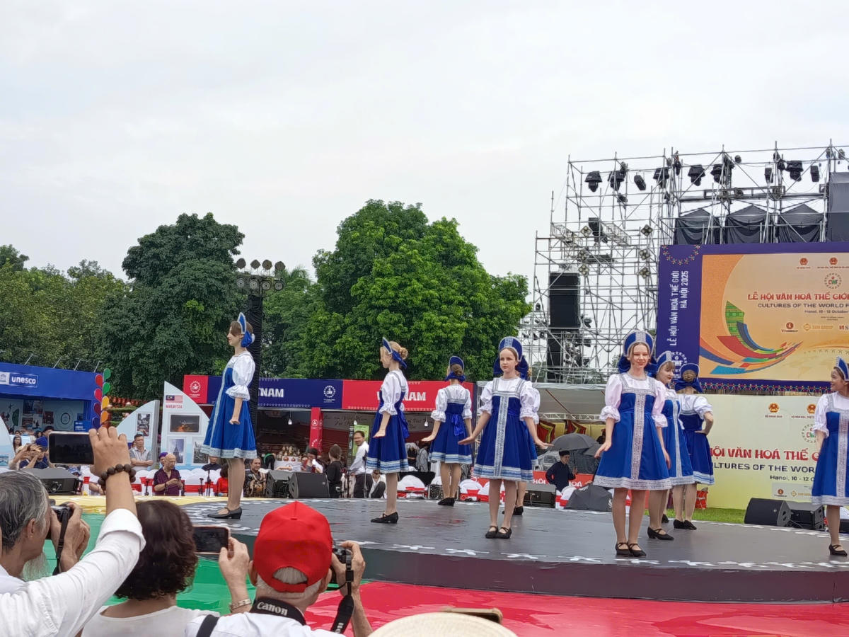 Trong khuôn khổ lễ hội có nhiều hoạt động văn hoá hấp dẫn. Ảnh: Phạm Sỹ.