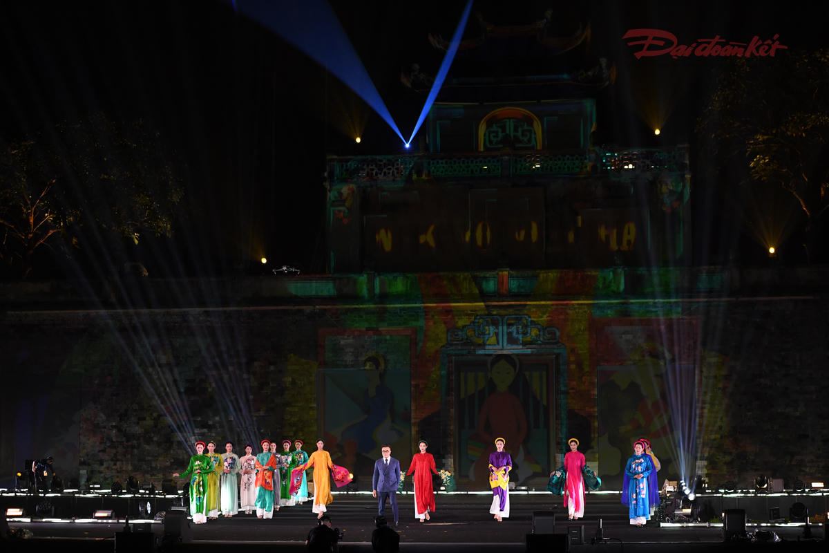 Bộ sưu tập của NTK Vũ Việt Hà về vẻ đẹp của mảnh đất mà anh yêu và gắn bó như máu thịt. Ảnh: Phạm Sỹ.. 